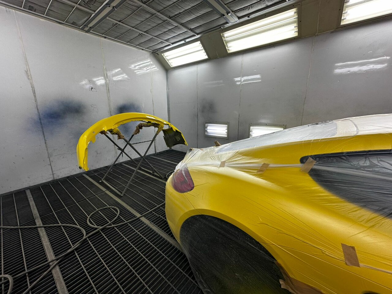 Ремонт кузова красного авто